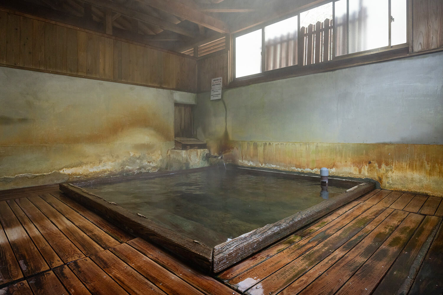 設有一個男性室內大浴場和一個女性浴室。 禁止使用，因為溫泉成分會使肥皂和洗髮精成分附著於皮膚，變得難以去除。