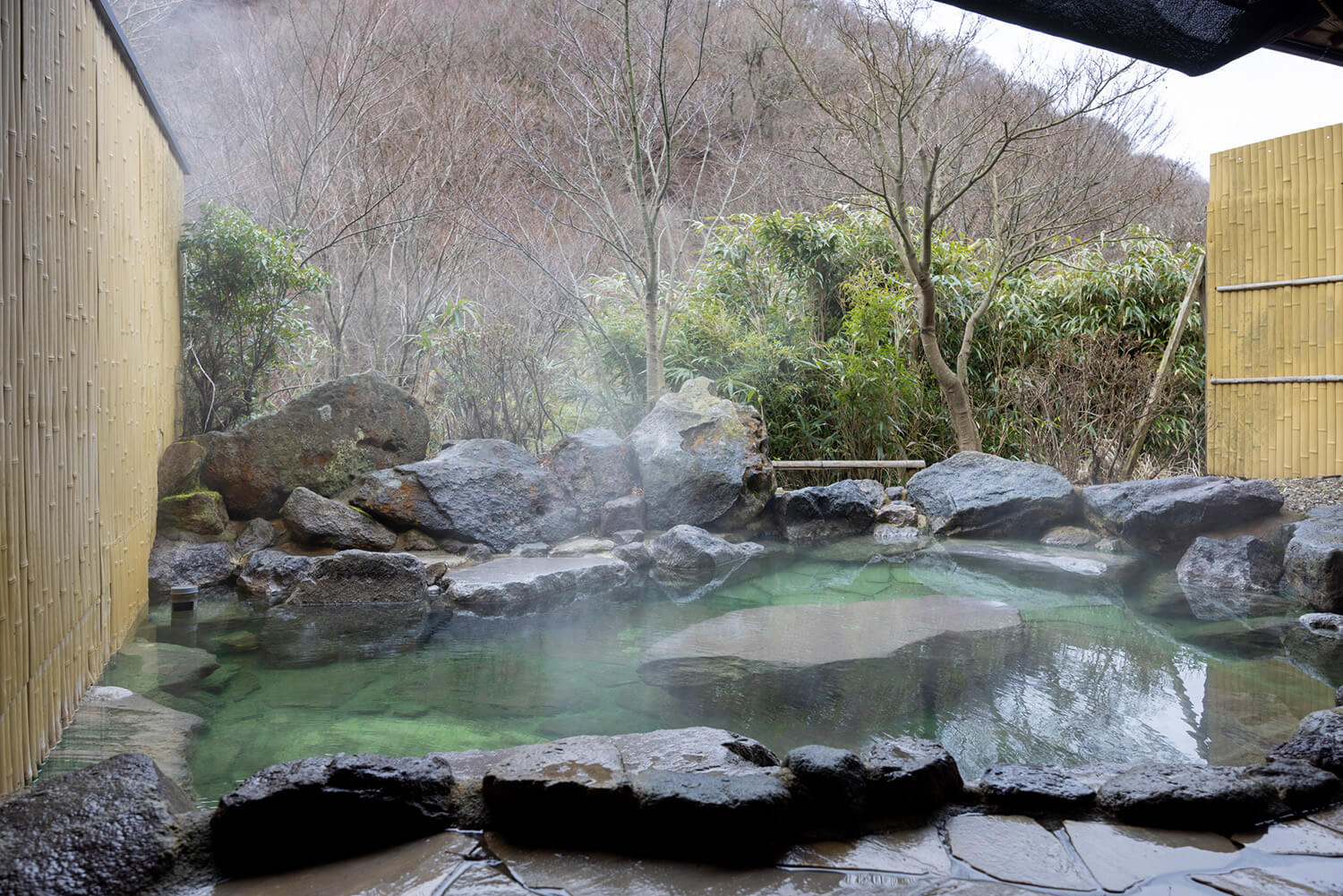 一個露露天溫泉場，眼前是豐富的自然景觀。 有4間家庭浴場