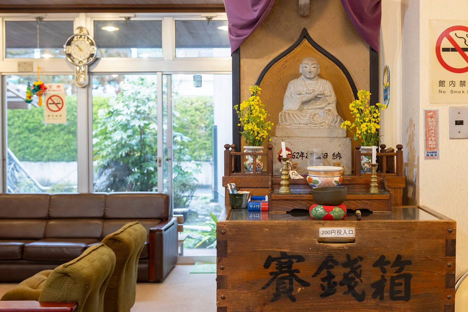 入口處坐著藥師如來的雕像。 洗完澡後，在後面的休息區休息一下