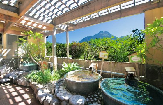 從歷史悠久的旅館到山中的秘密溫泉，湯由布院有五日遊溫溫泉設施可供參觀