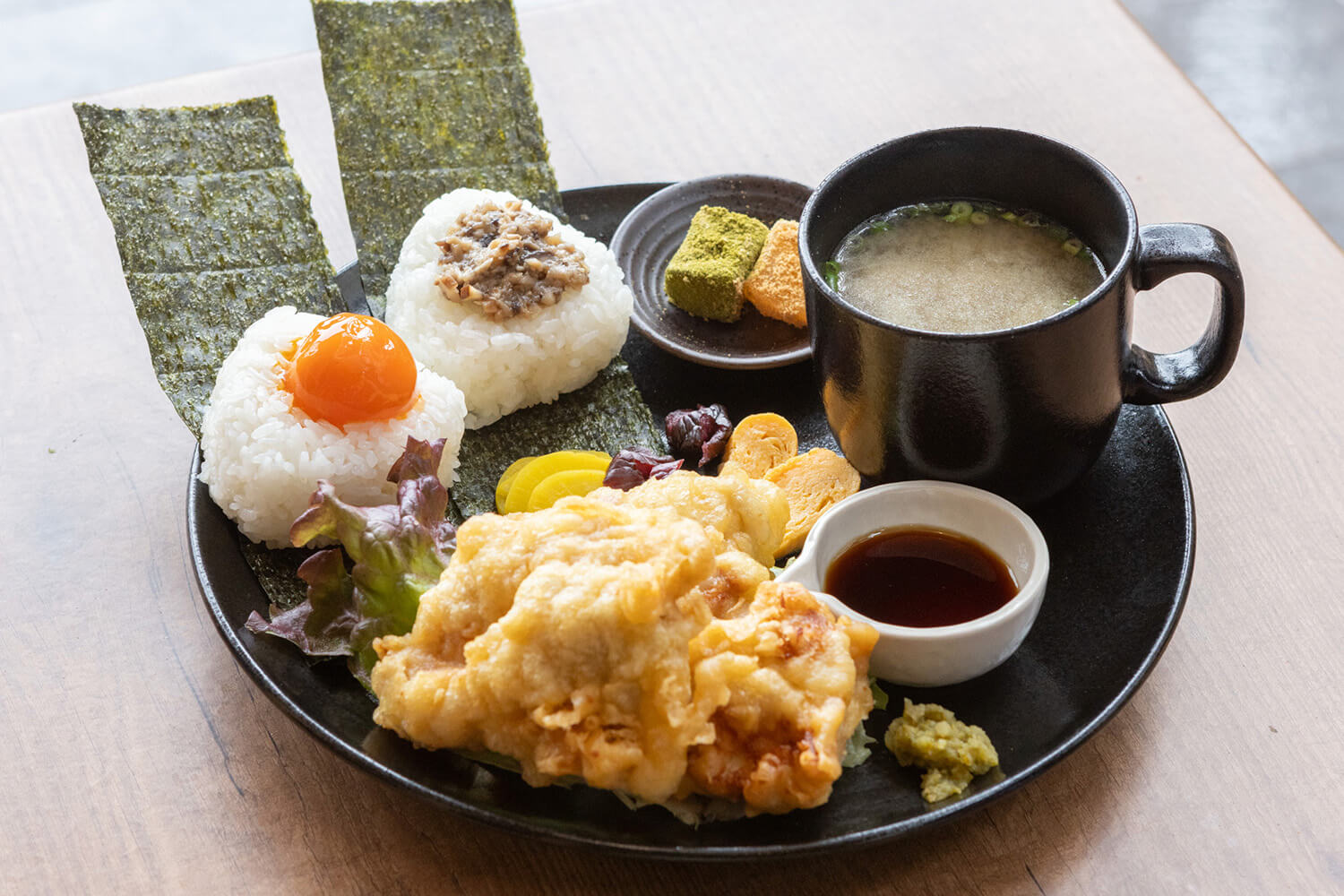 「飯糰和雞肉天婦羅拼盤」JPY1380。 飯糰選擇醬油醃製的蛋黃和柚子味噌香菇