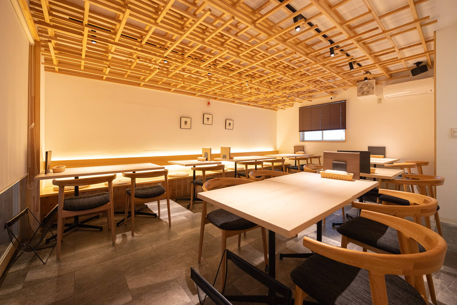 店內氛圍舒適。 還有甜點菜單，例如「抹茶提拉米蘇」，售價 680 日元，可在用餐場景之外使用