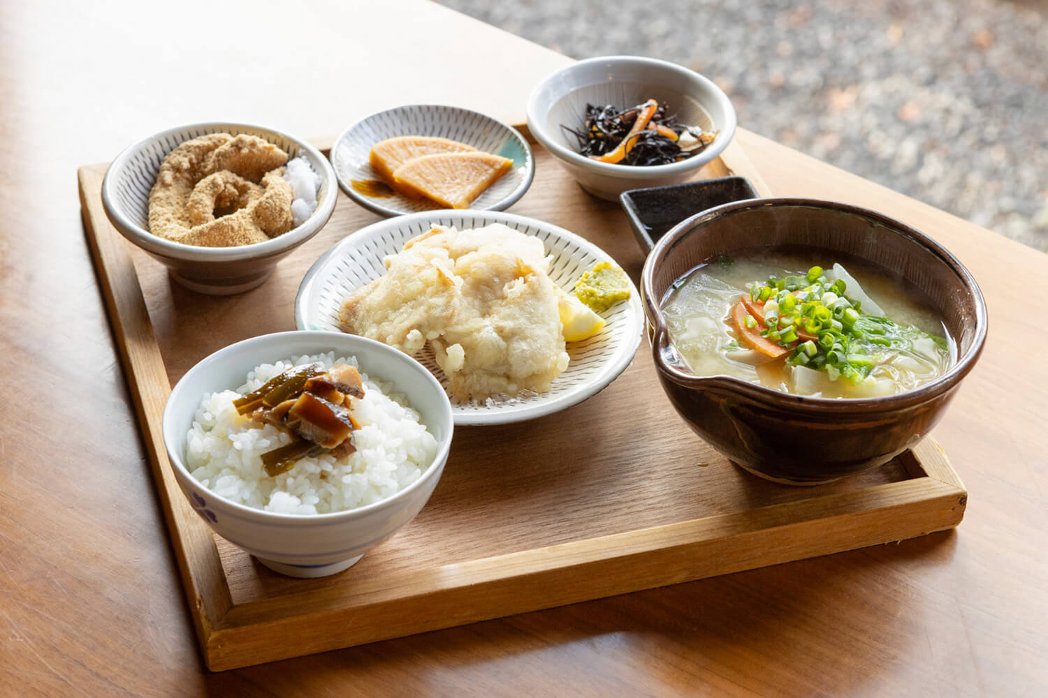 「家鄉定食」JPY1400。 該器皿使用小石原燒。 還提供兒童碗和湯匙