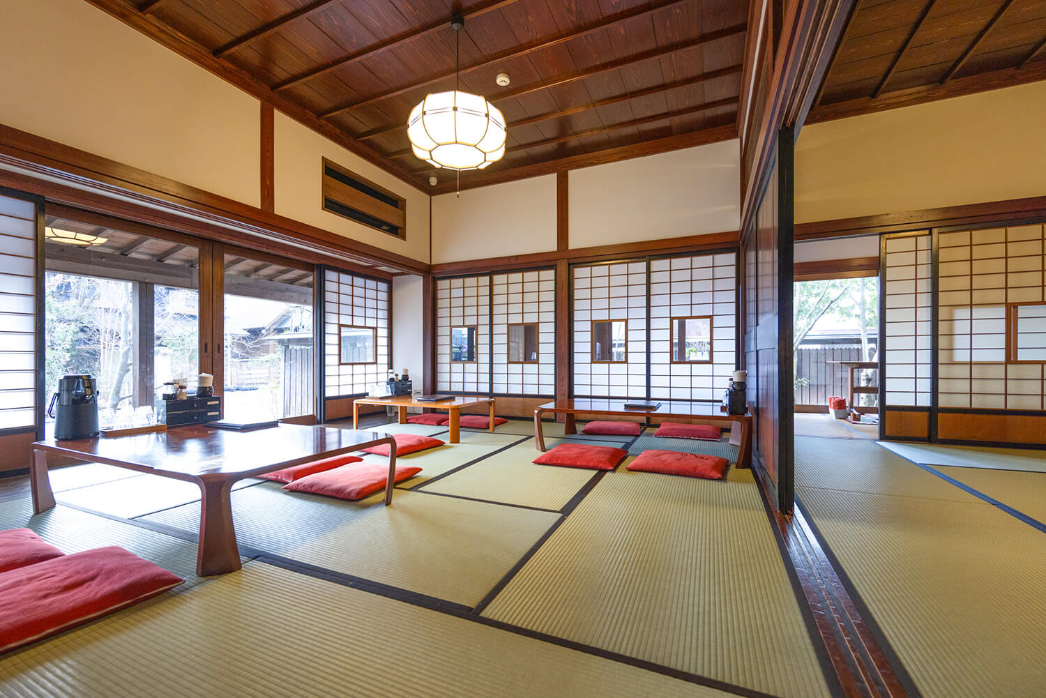 光線輕輕照進來的舒適空間。 我差點忘記時間