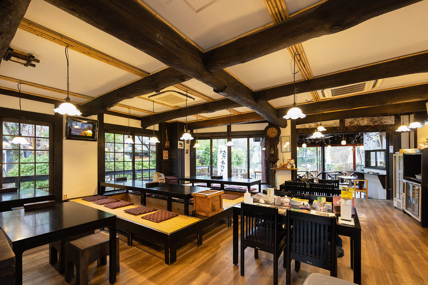 有一個小階梯座位，後面有桌子座位。 從店內還可以看到金鱗湖。