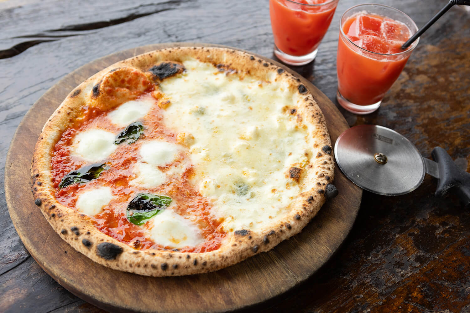 “Half & Half （Margherita Bufala & Quattroformage）”JPY2420。 1杯血橙汁JPY540