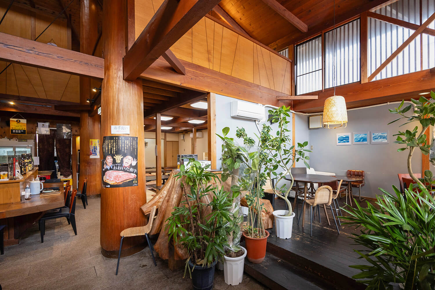 店內充滿了木頭的溫暖。 因為以前有壁爐，所以用煙熏木頭，使木頭呈現出美麗的糖果色。