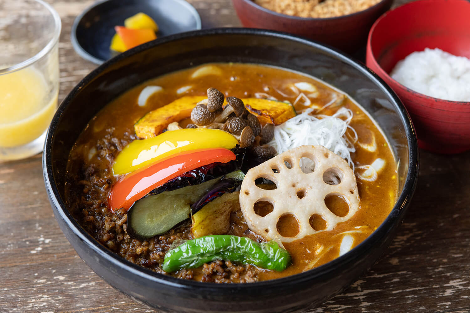 「時令蔬菜咖哩烏龍麵（紅色）」JPY1897。 吃完後，用芒果和菠蘿冰沙提神醒腦。