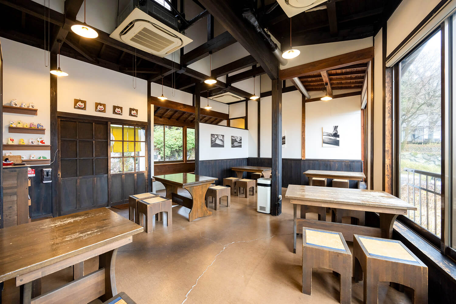 主桌座位有四人座。 店內還有等候區。