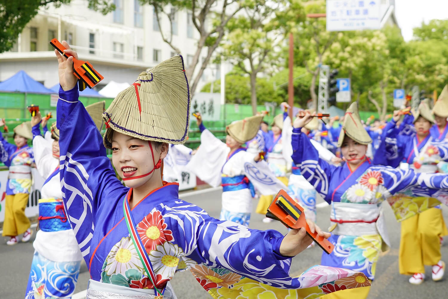 規則是在玩鳴子時跳舞。 鳴子搖晃著手腕，發出輕微的「咔嚓」聲