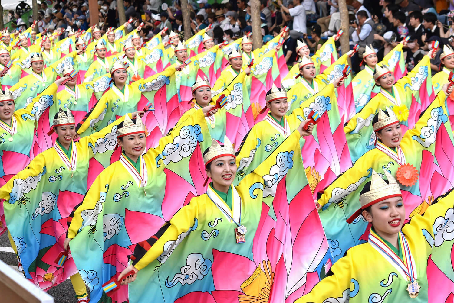 身著華麗服裝的舞者表演充滿活力的舞蹈