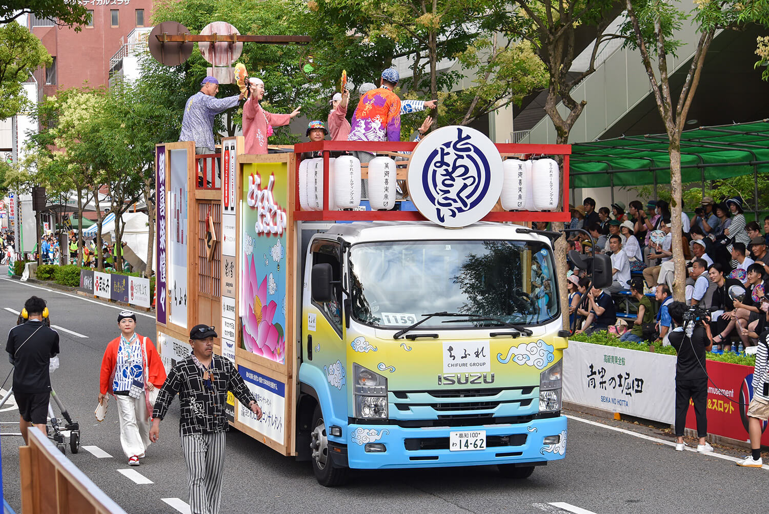 一輛在演奏音樂的同時帶領團隊的當地汽車