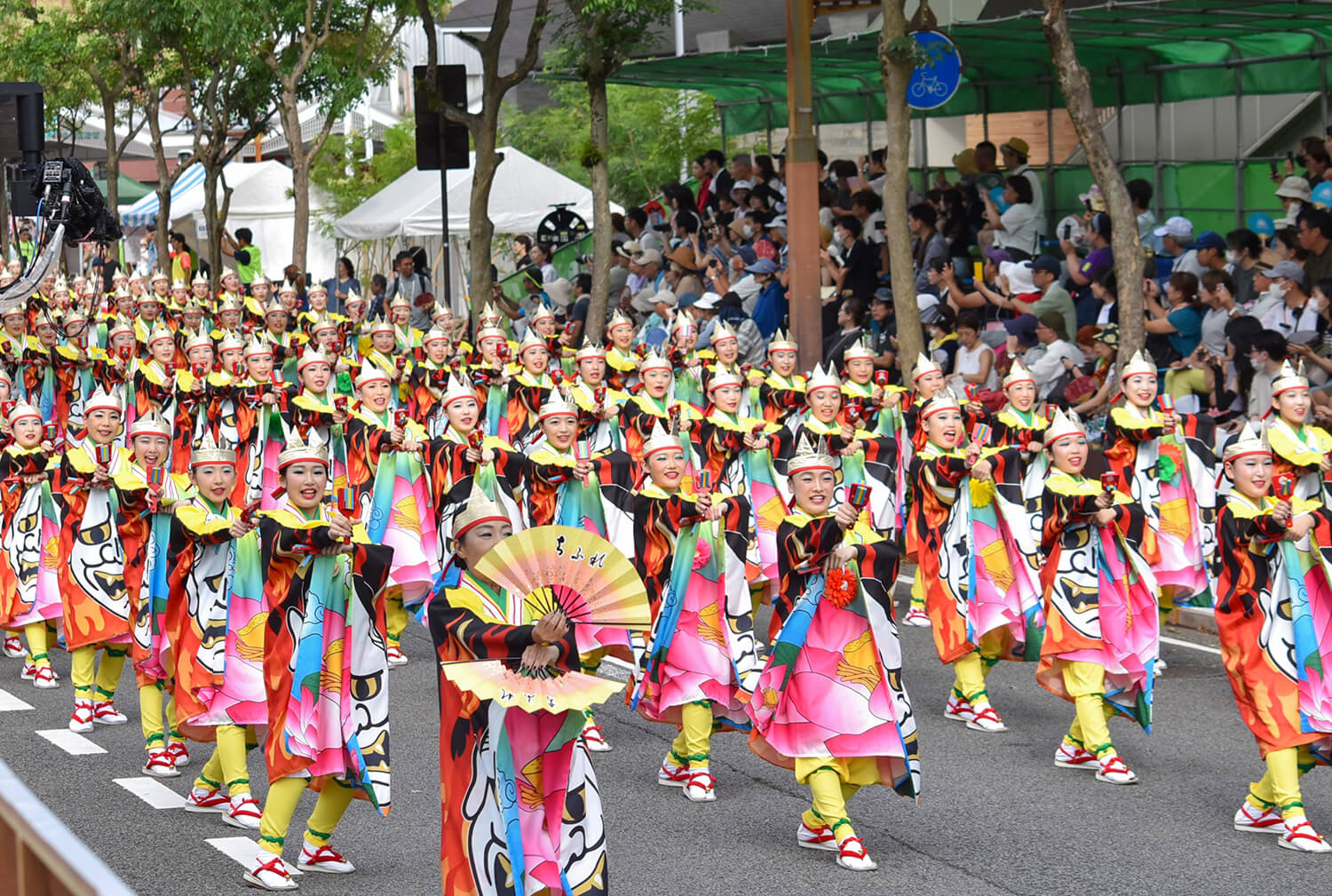 大手筋總部競賽場從高知城大手門前開始，與中央公園競技場和堀爪站附近的帶谷町圓舞女一起成為主會場