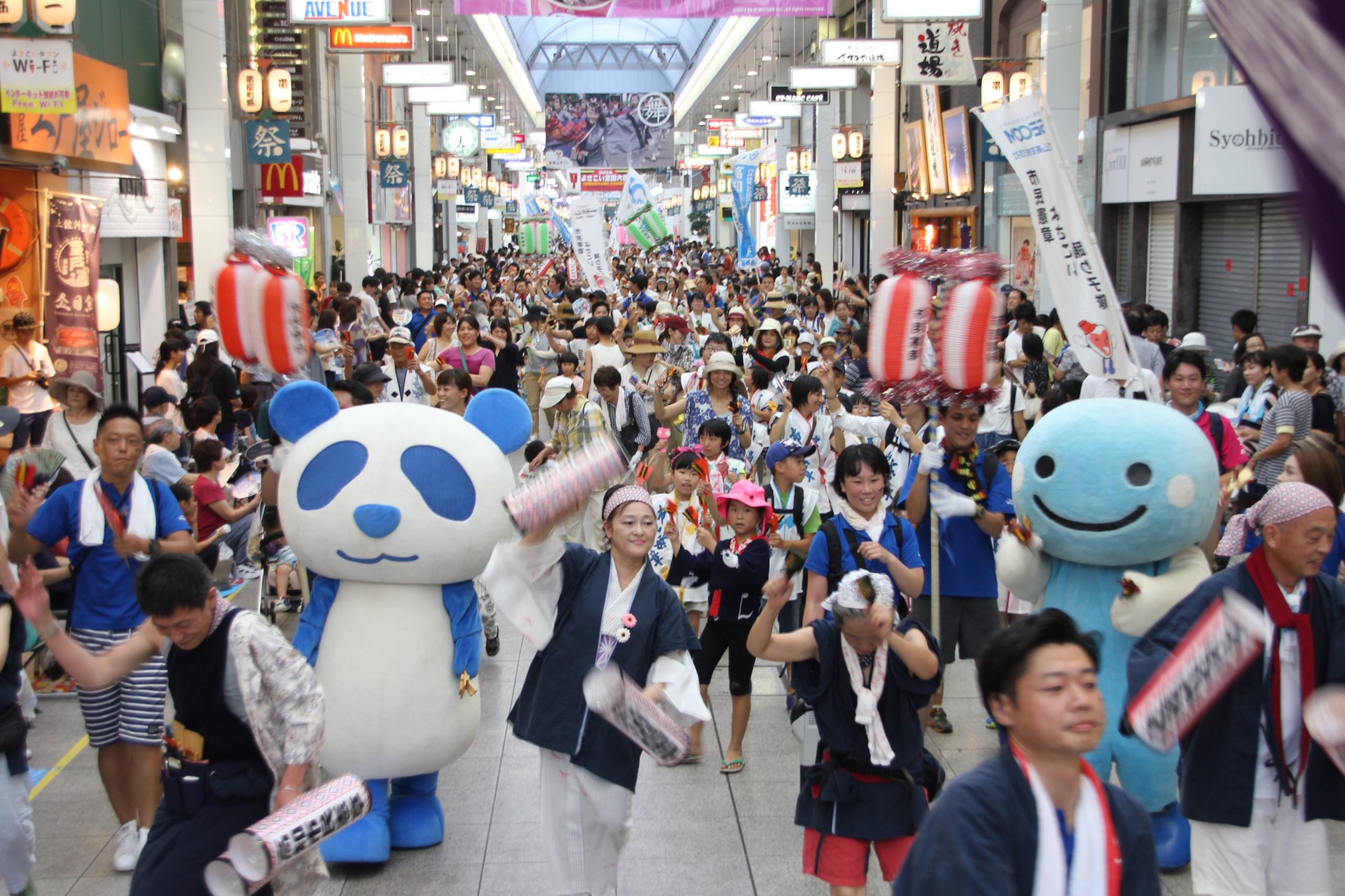 從有小孩的家庭到熱愛節日的老人，參加的遊客範圍很廣