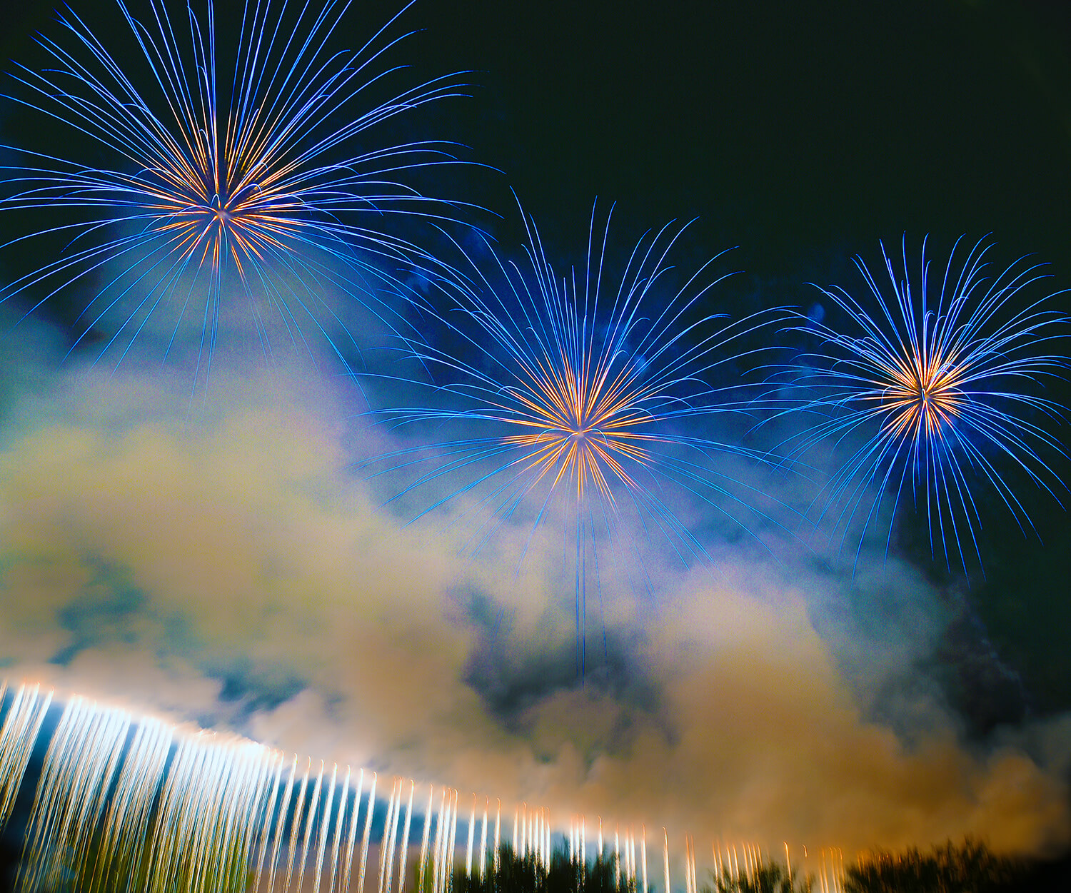 約有4,000個座位（約7,500人），包括管椅座位和彌撒座位。 會場周邊約有100家店鋪