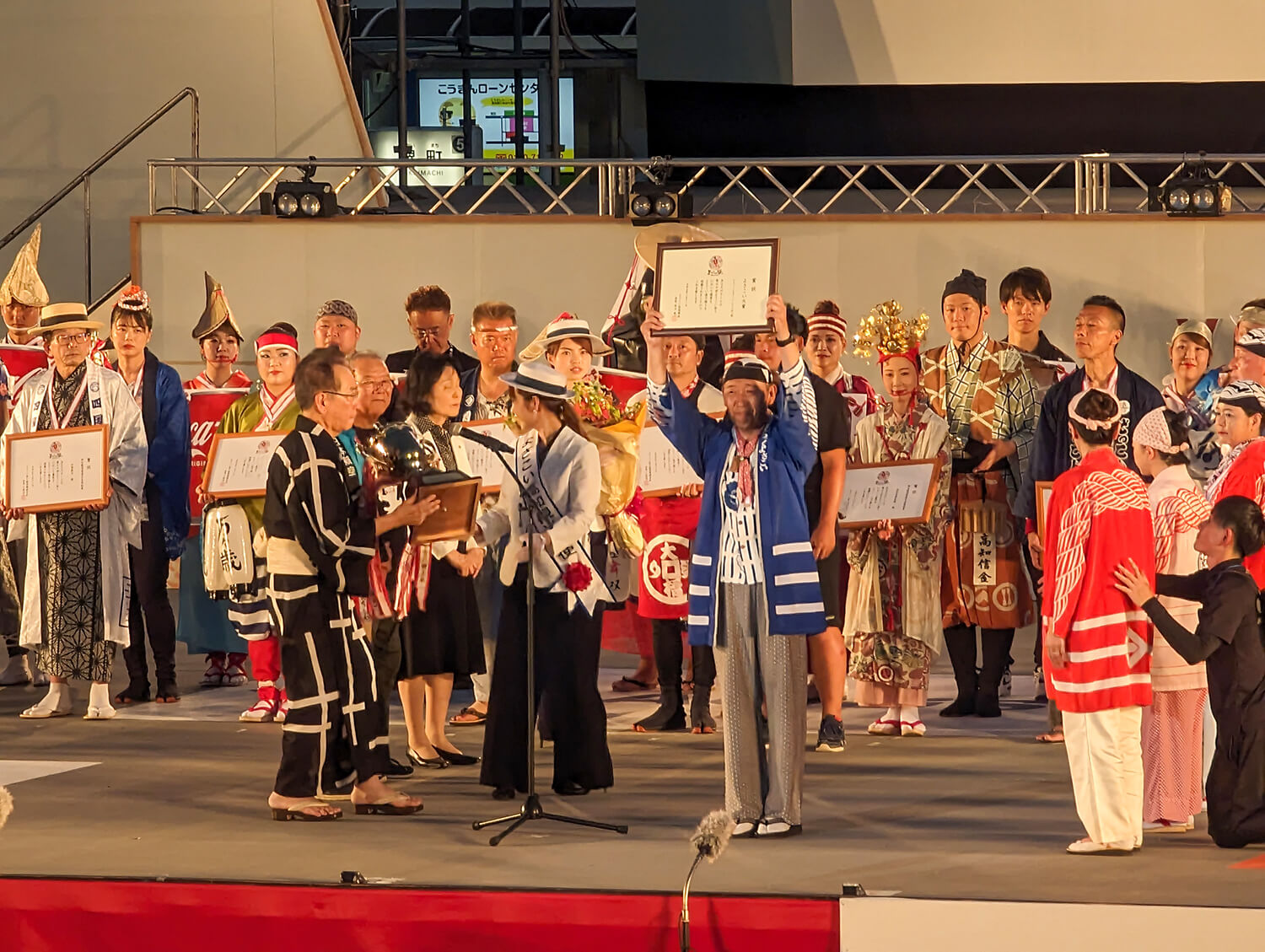 在餘興派對的頒獎典禮上，頒發了最高獎“Yosakoi 大獎”。 除了付費座位外，還有獨立的站立式空間