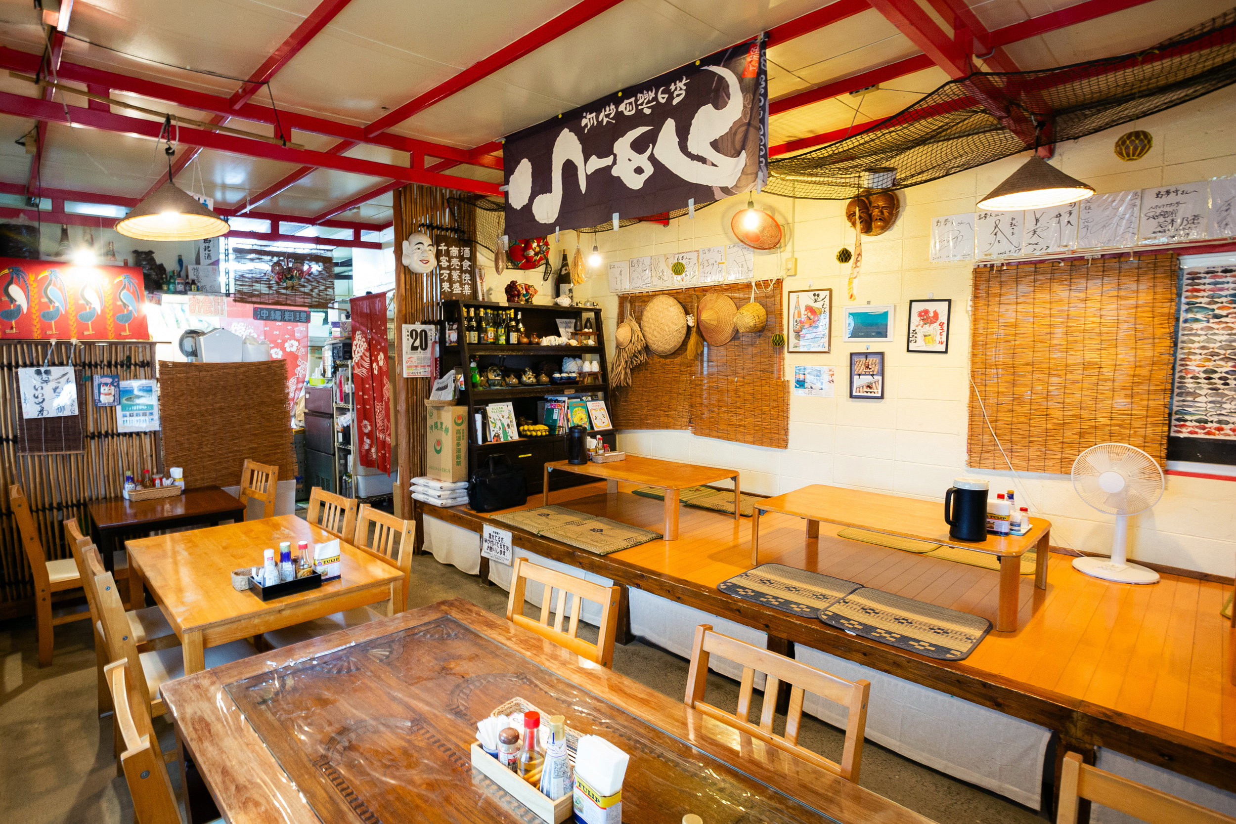 在平板电脑上下订单。 有桌席和高架座位，所以即使带孩子也很安全。