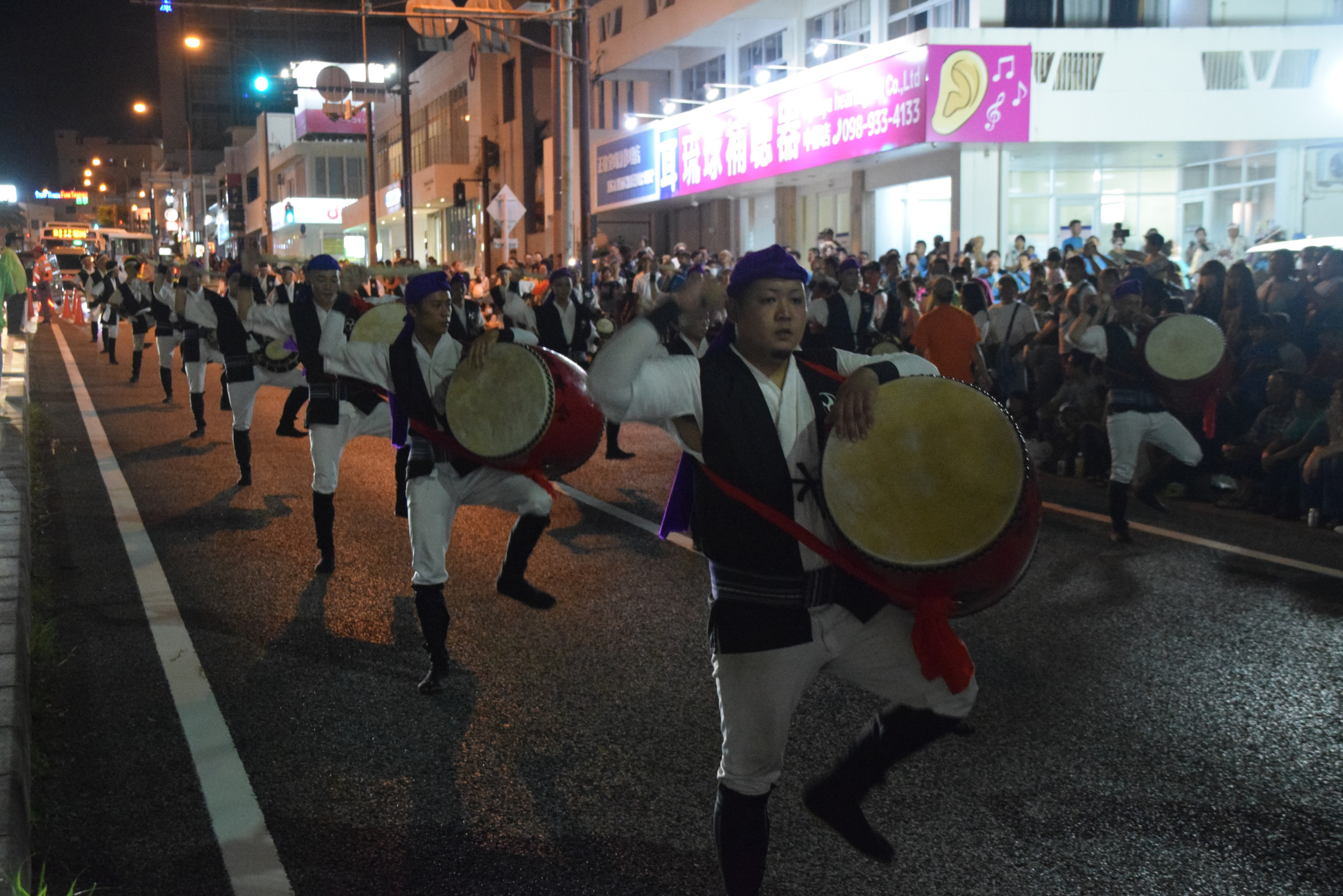 「六月之路」活動於節慶第一天晚上舉行。 你可以近距離欣賞一場震撼的演出 <br>照片：沖繩全島永사節執行委員會