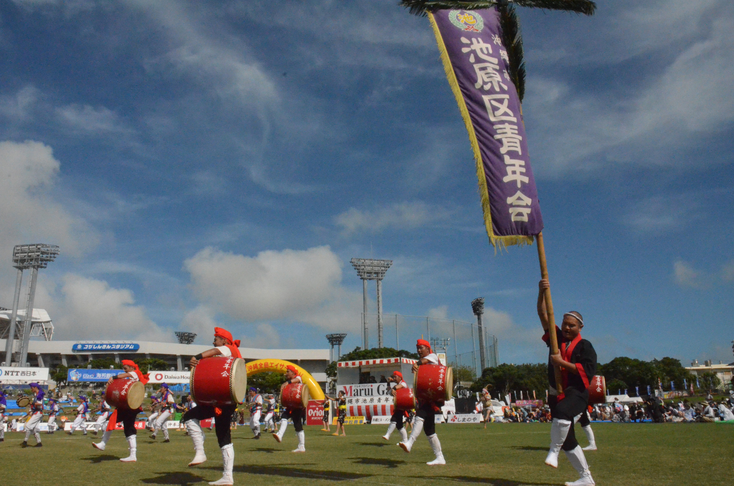 標有組織名稱的旗幟是該組織的代表面孔。 隨著音樂升起或放下沉重的旗幟，揮舞旗幟<br>照片：沖繩全島永사節執行委員會