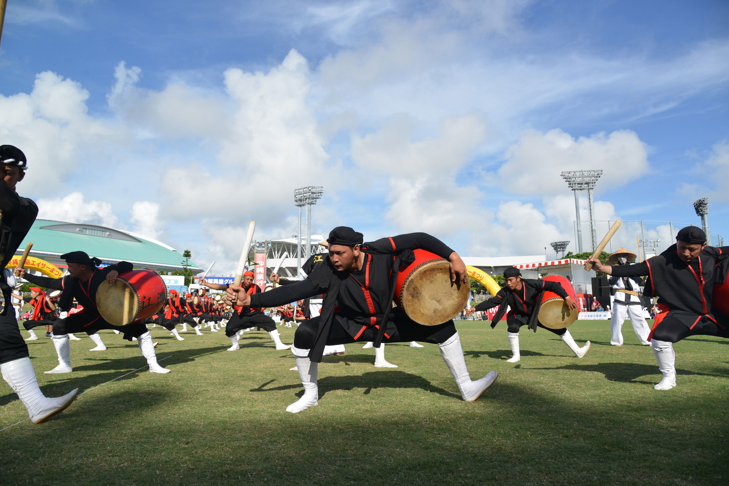 一個大型鼓組，帶領整體聲音，使其不會移動。 由於他們手持沉重的鼓，也必須具備體型與體力<br>照片：沖繩全島永사節執行委員會