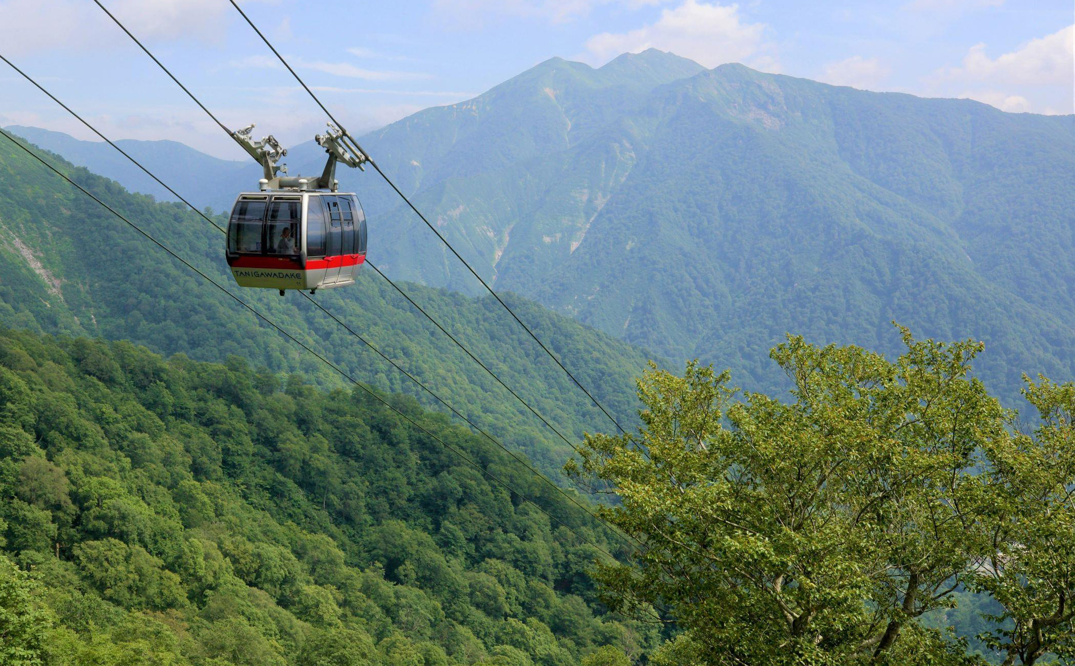 Sightseeing sees the sights of one hundred famous mountains of the