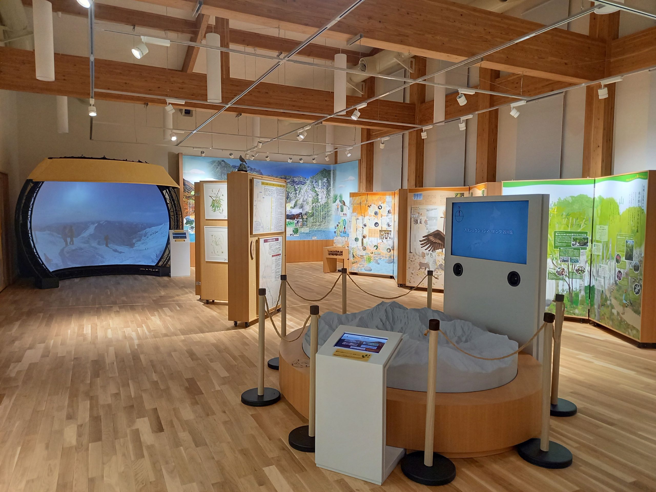 展覽室的面板在寬敞的空間內有效地使用了投影映射和插圖