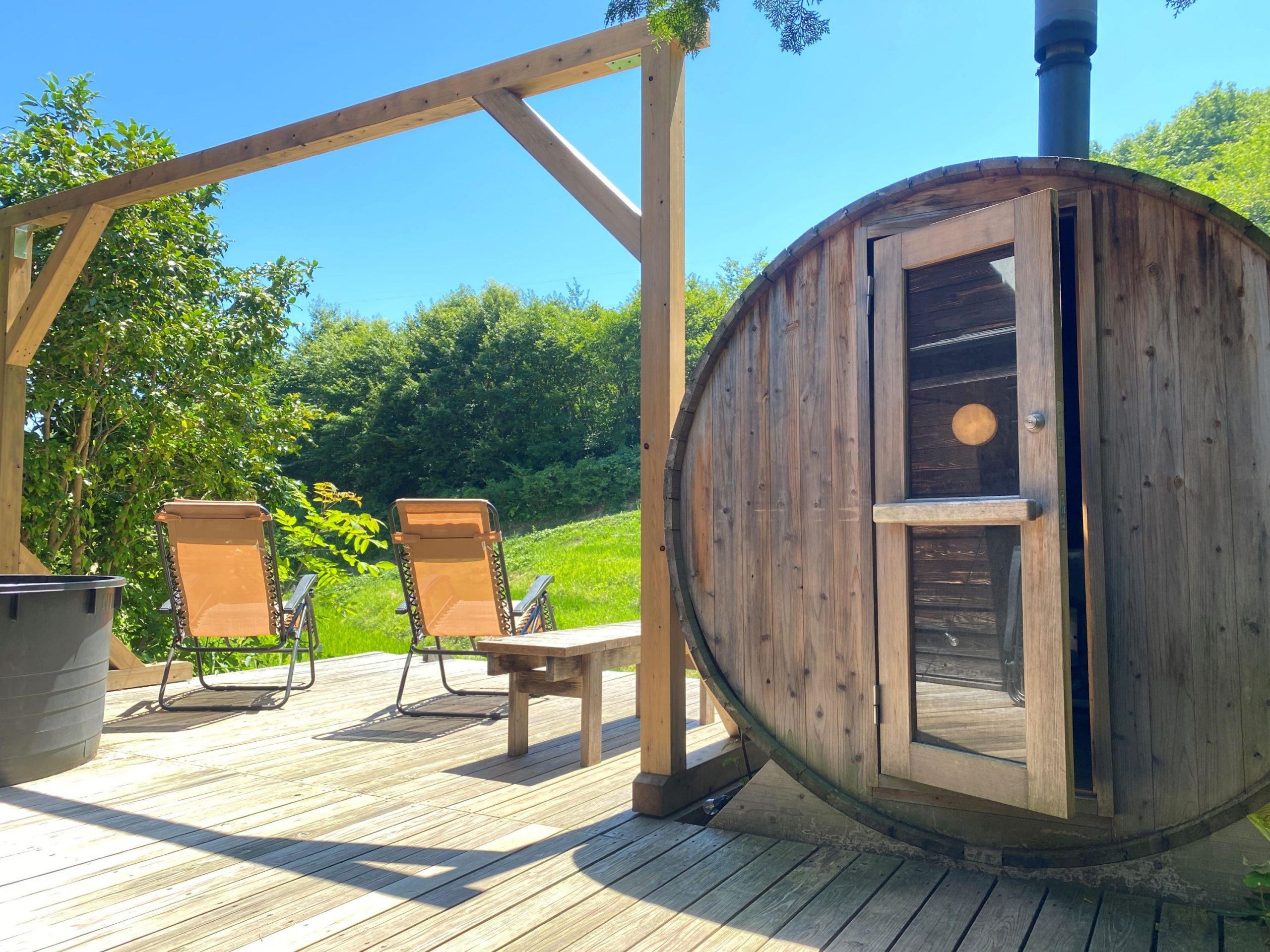 桶桑拿旁邊有一個“井井有條的空間”。 綠意盎然的梯田景色展現在眼前，讓您的身心煥然一新