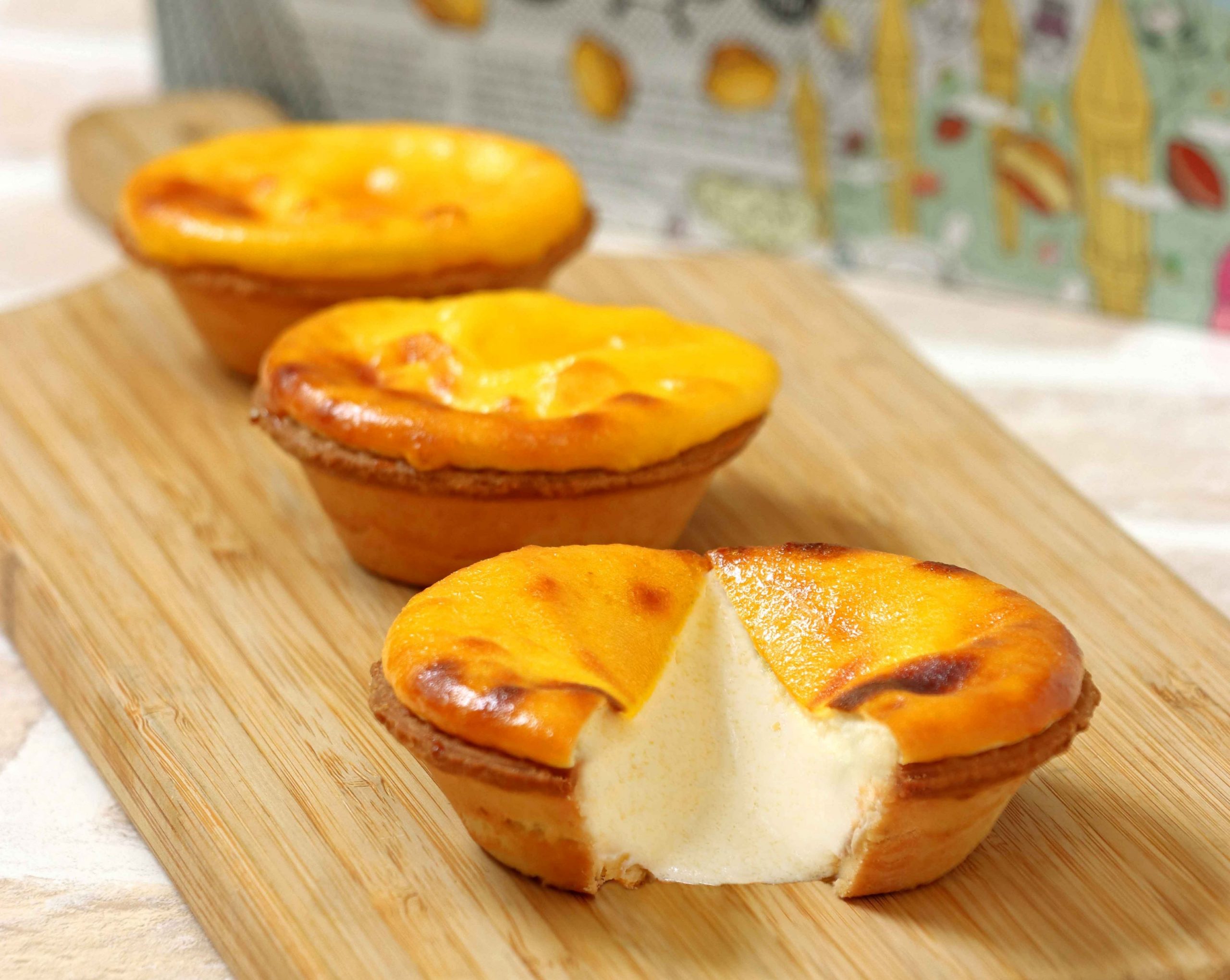 在附屬的咖啡廳，您還可以品嚐到與「濃郁起司撻」（300日圓）搭配的原創咖啡