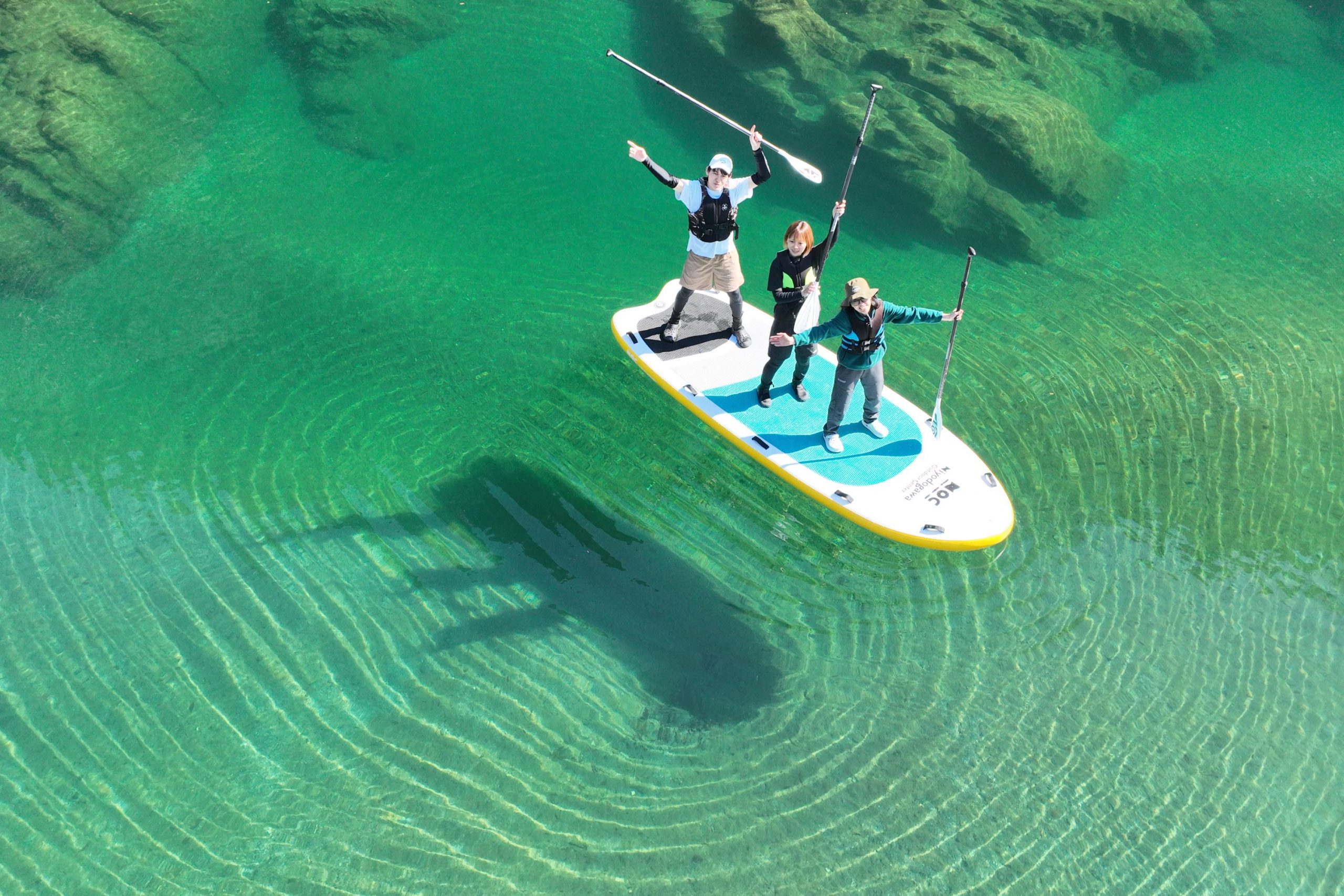 在「仁淀川戶外中心」體驗體驗。 每艘立式單槳JPY6000，水晶獨木舟每人JPY6500（視季節而定）