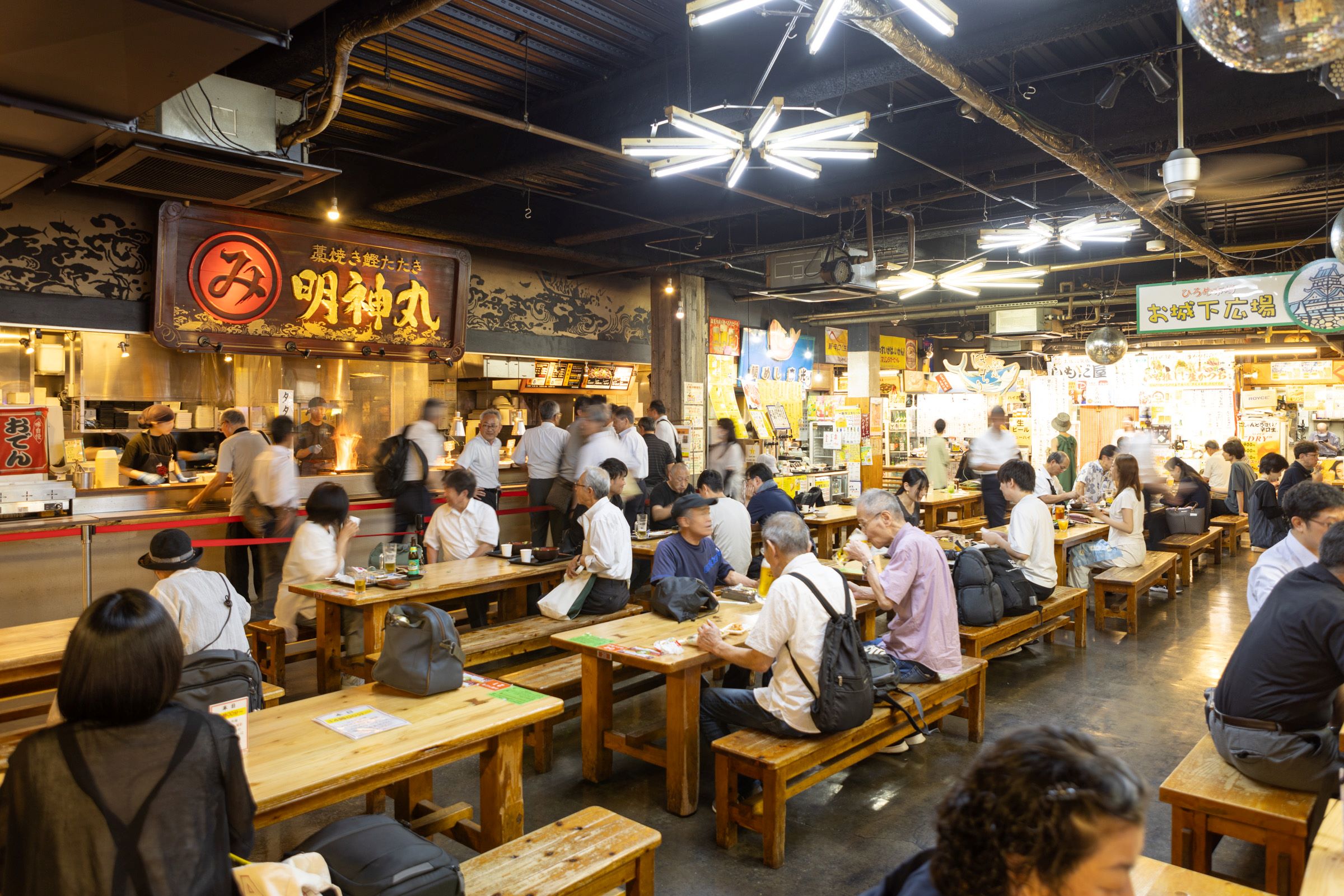 城堡廣場的共用桌子總是非常擁擠。 如果有空位，建議先預好再去買食物