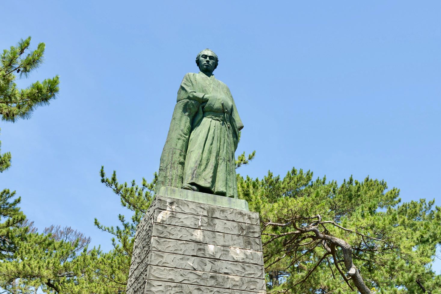 坂本龍馬像將基座組合起來高 13.5 米