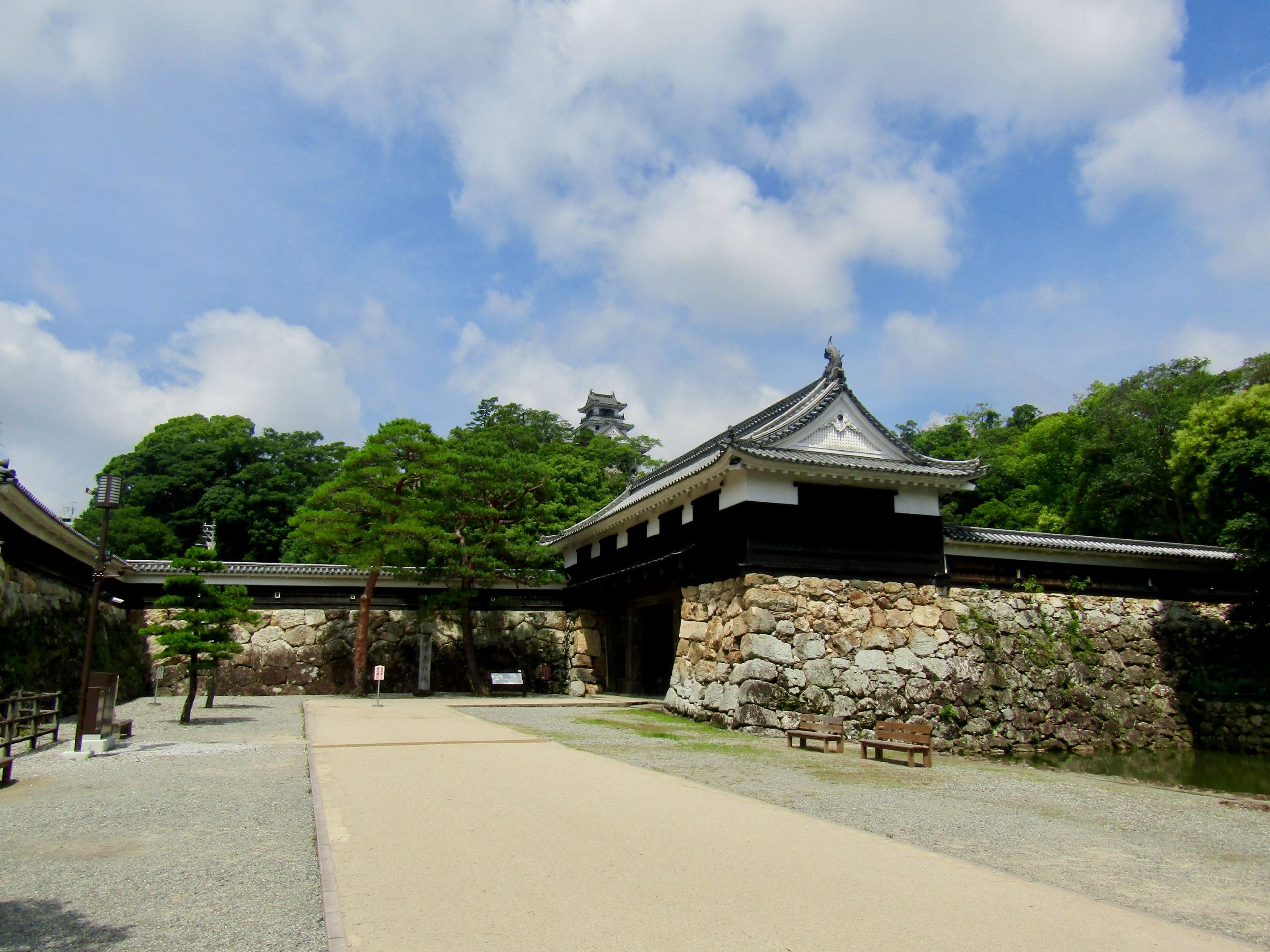 正門是大手門。 用石牆建造的砲塔門和頂部的砲塔，你可以從三個方向攻擊入侵者