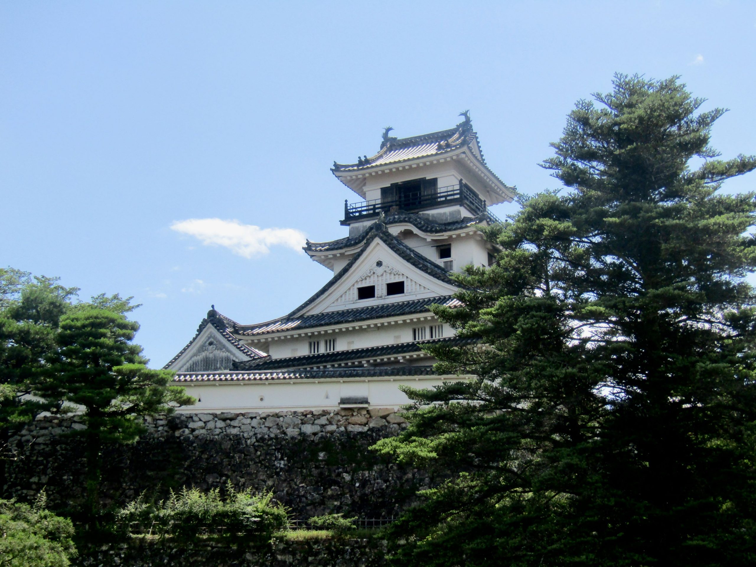 天守閣配備了投石、偷襲等各種裝置，值得一看