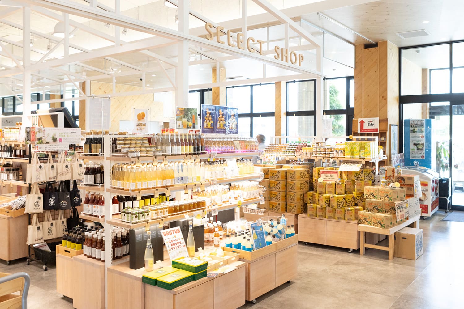 Agricoleto的內部每個角落都擺放著美麗的當地清酒、小吃、高湯等，光是看著就讓人興奮