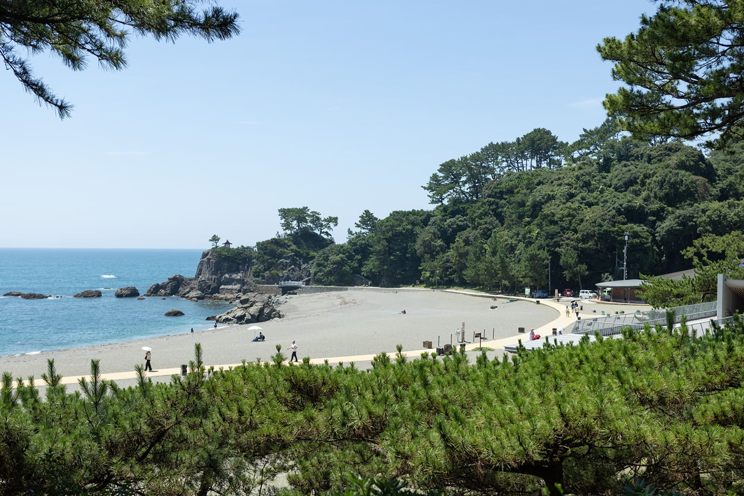 桂海灘俯瞰壯麗的太平洋。 這裡也以月亮名勝而聞名，甚至還唱著高知縣民歌《Yosakoi Festival》中的一句台詞