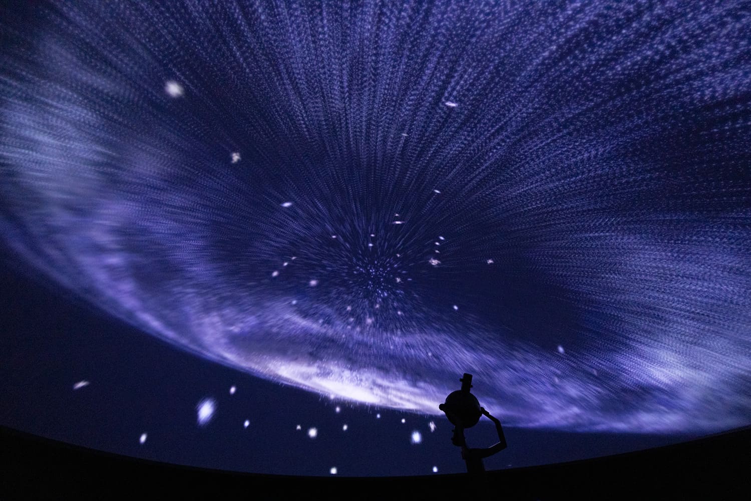 一個天文館，再現了銀河系約 9,500 顆主要恆星和約 8,000,000 顆恆星。 門票僅限當天購買