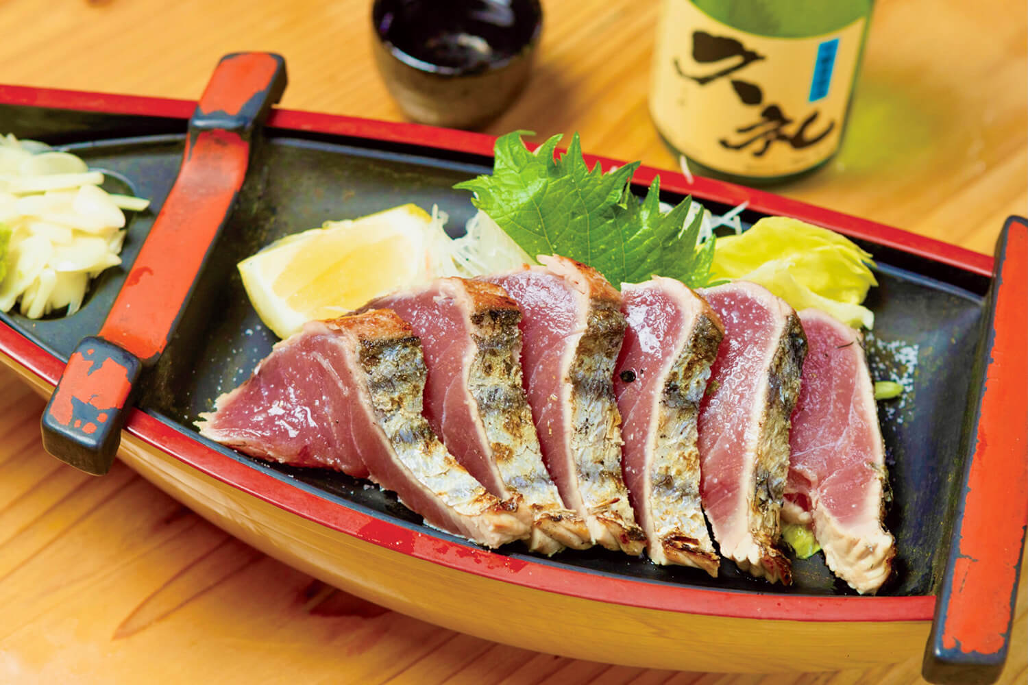 「鹽瀧（6片）」JPY1560。 招牌鰹魚刺身是用鹽和醬汁烹製的。 大蒜和辣根