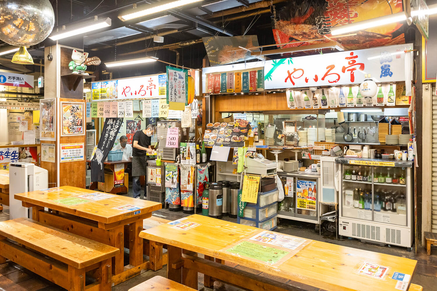 這家店位於自由廣場旁邊，有共用的桌子座位