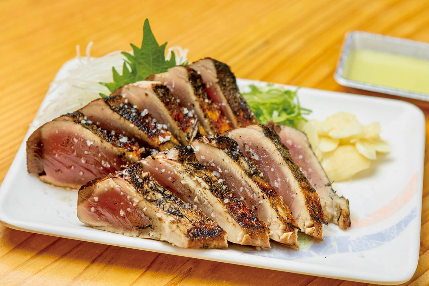 「鹽刺身」5片800日圓起。 明神丸風格是在微熱的狀態下供應新鮮烤好的鰹魚