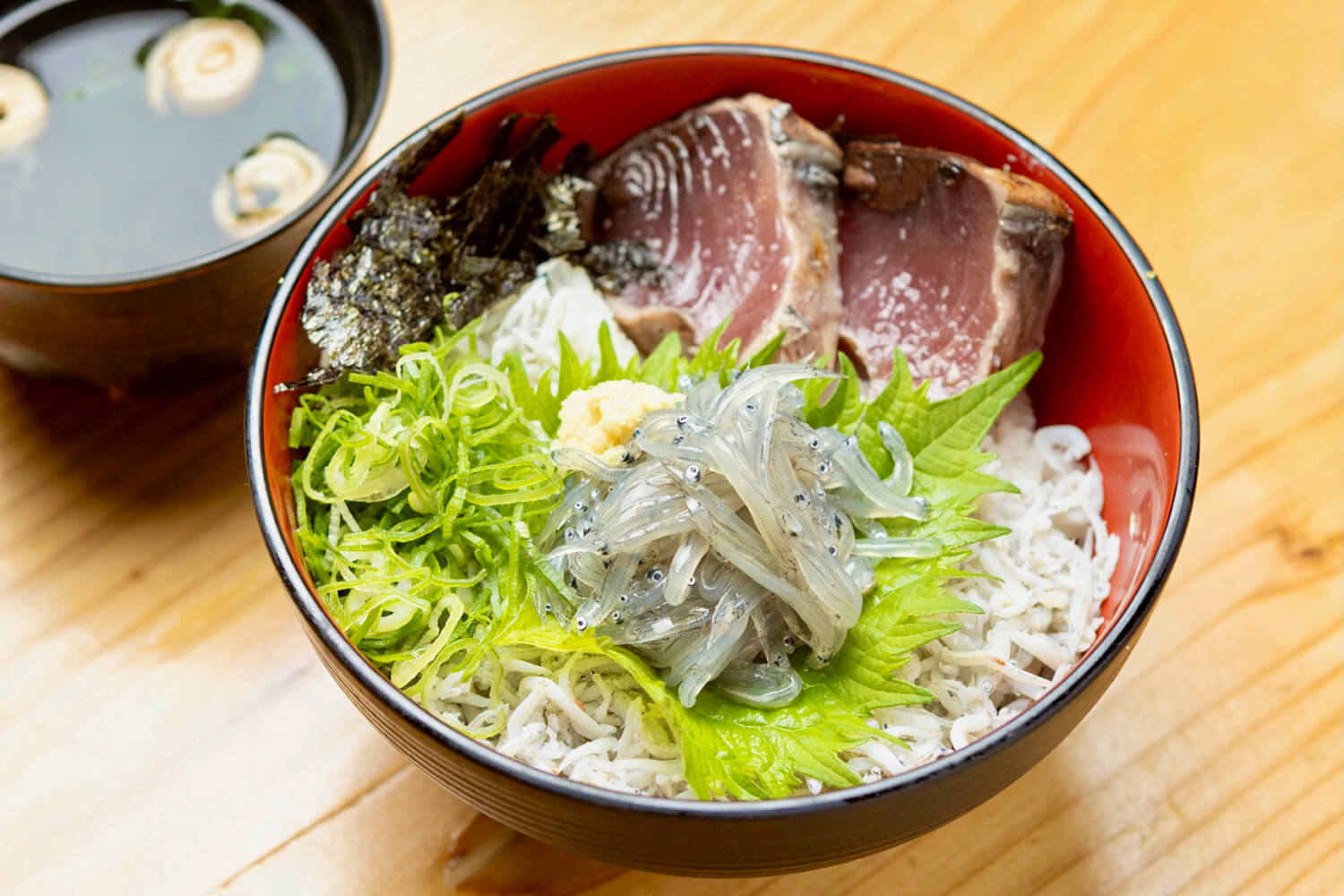 「土佐丼」，中央有很多新鮮的湯頭JPY1000。 它還帶有吸力