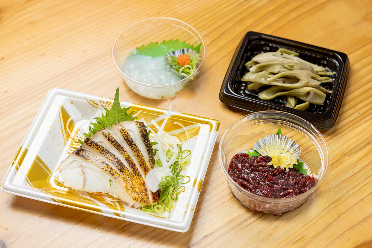 前景從左起順時針方向：「Utsubo Tataki」800日圓、「Noreito」600日圓、「Itadori」300日圓、「鯨刃Tataki」480日圓