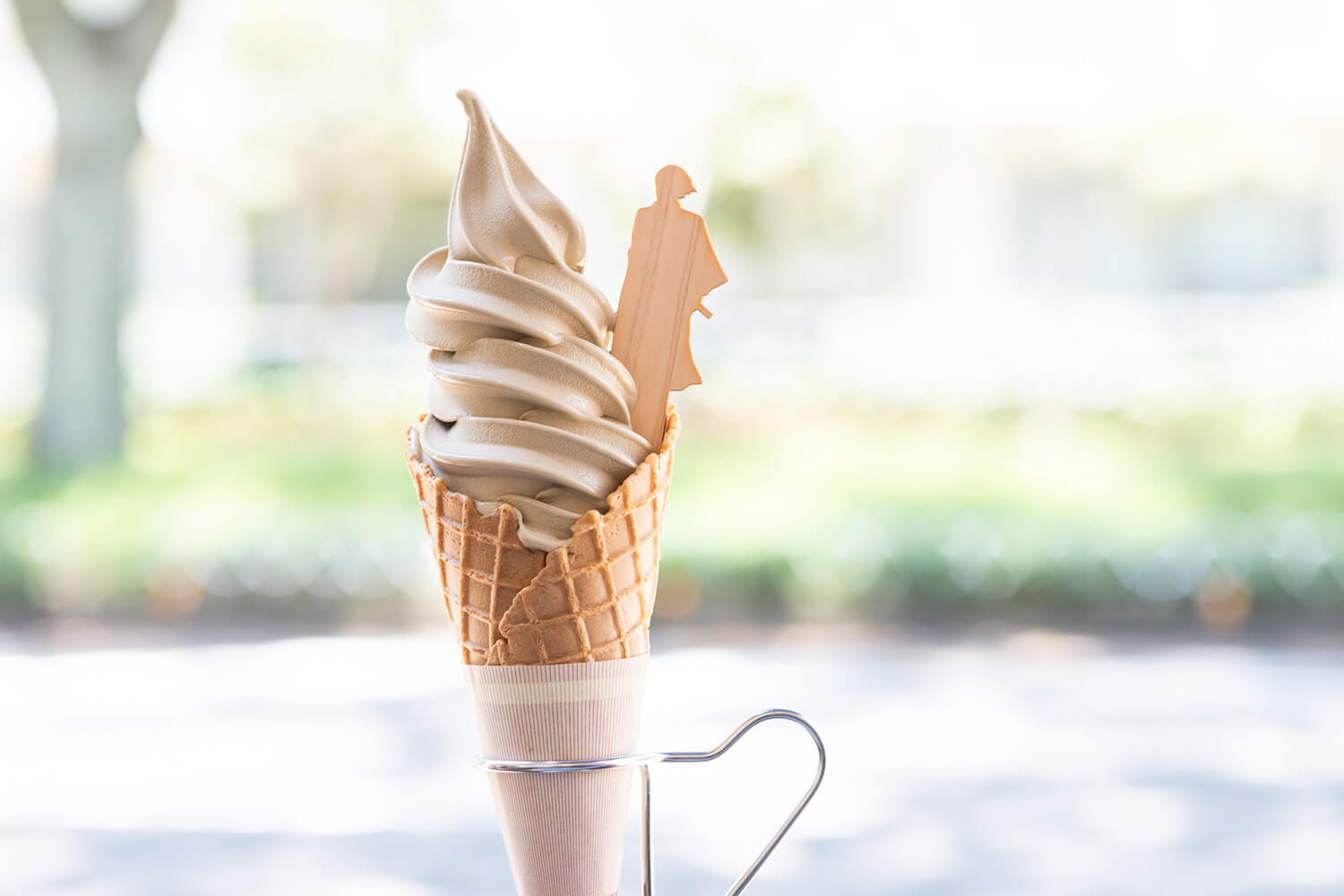 「焙茶軟雪糕」外帶價格為450日圓。 堂食附贈豆菓子和焙茶，價格為 780 日元