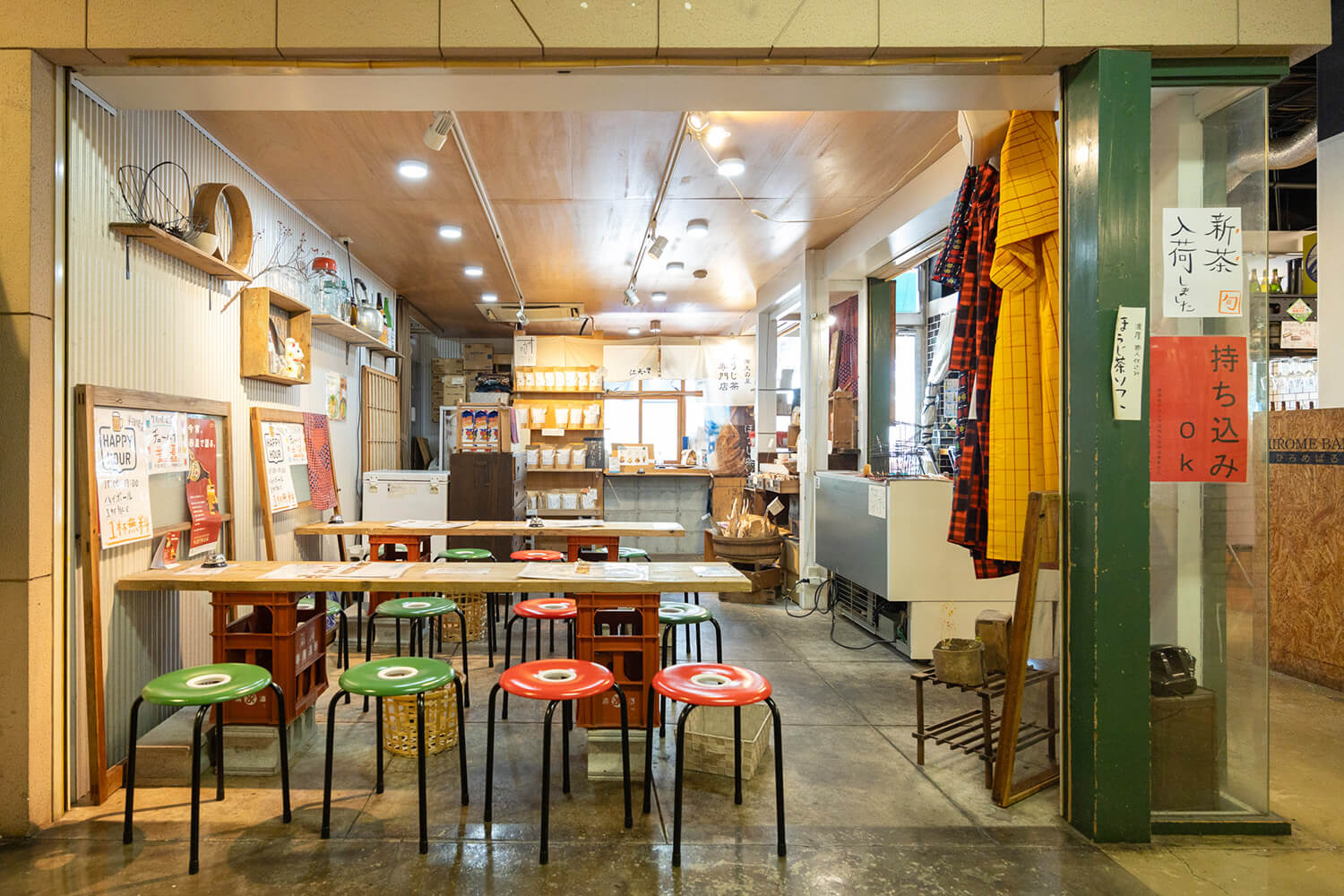 除了桌子座位外，還有吧台座位。 只外帶也可以。