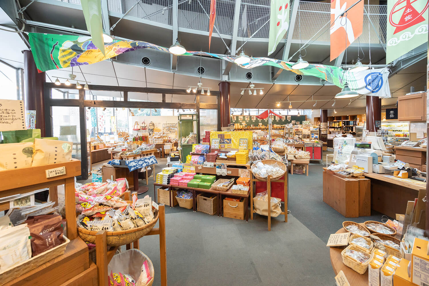 店內空間寬敞，天花板很高。 「Tenkosu」在土佐方言中是「頂」和「頂」的意思