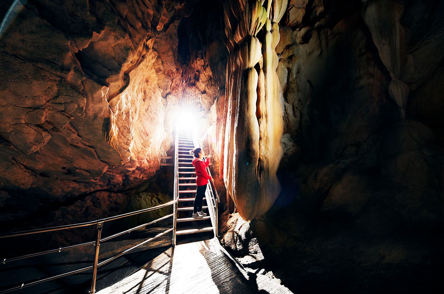 右邊是洞內最大的鐘乳石，高約11米，被稱為“天垣石”