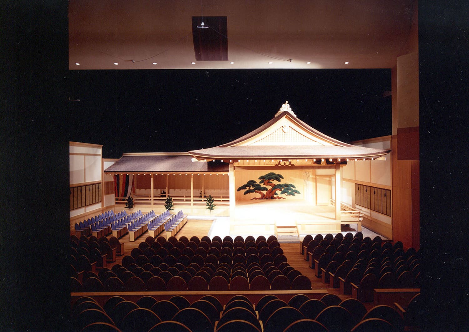 能劇表演時，能劇舞台突出，大廳被改造成能劇。