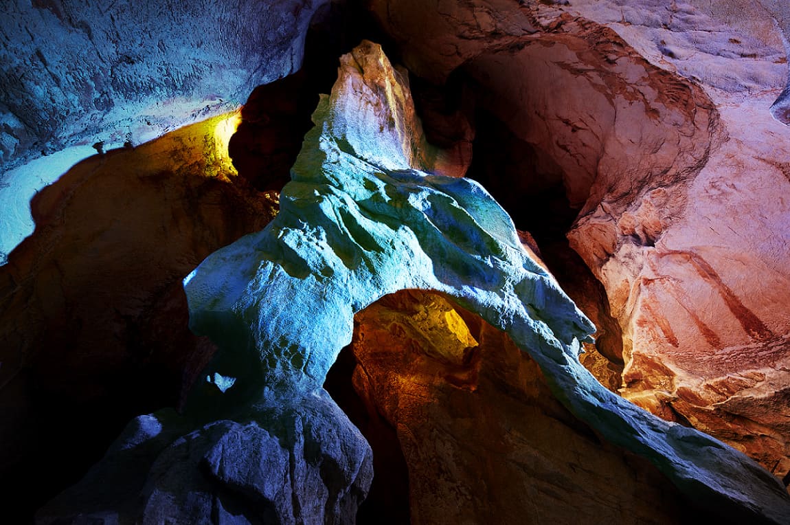 洞穴的各個部分都被點亮，讓遊客可以欣賞到鐘乳石的每一寸獨特之美