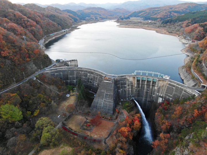  View of the autumn leaves from the top of the dam
