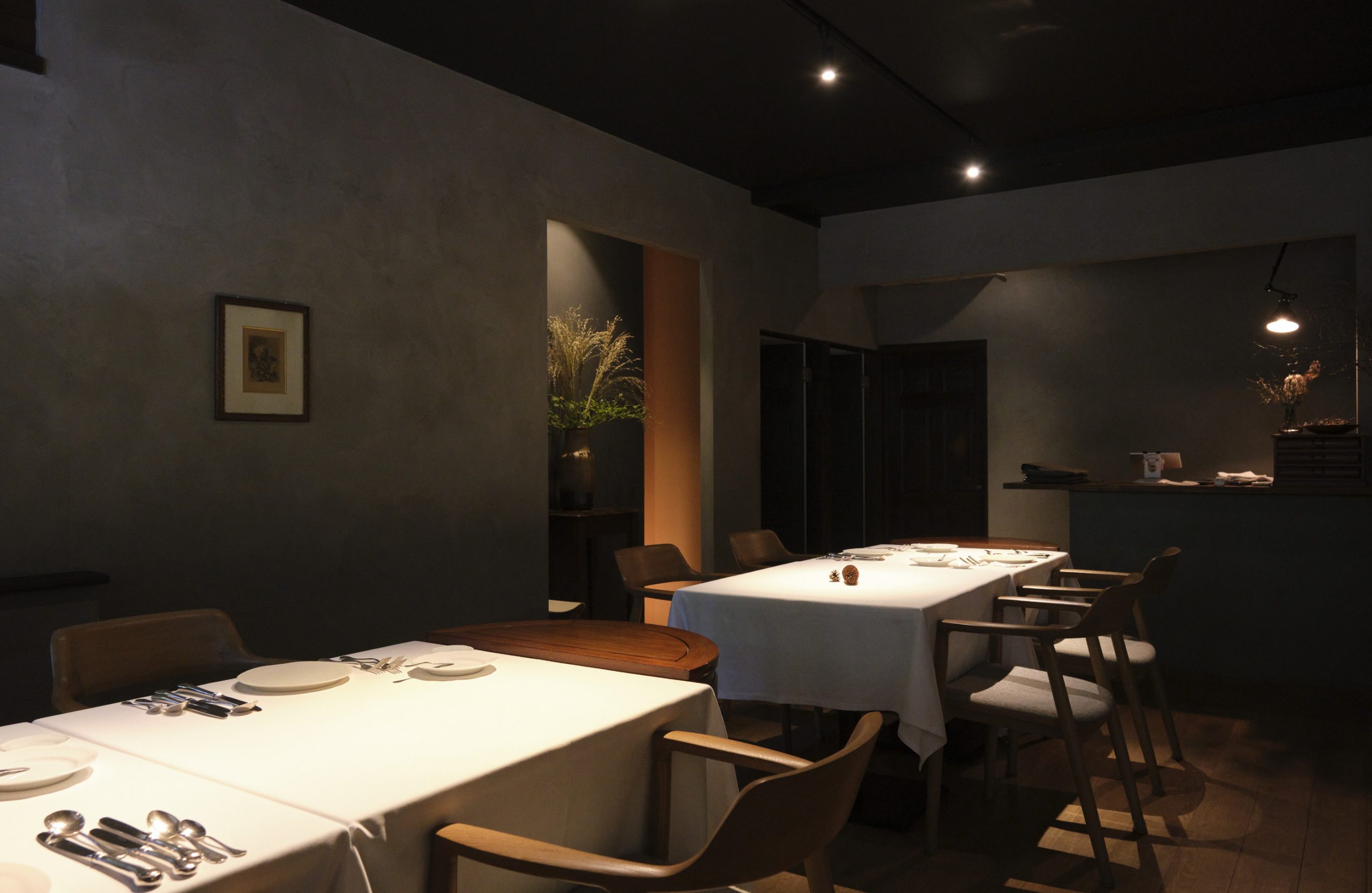 餐廳內部氛圍寧靜。 還有靠窗座位，可以欣賞輕井澤特有的四季風光。