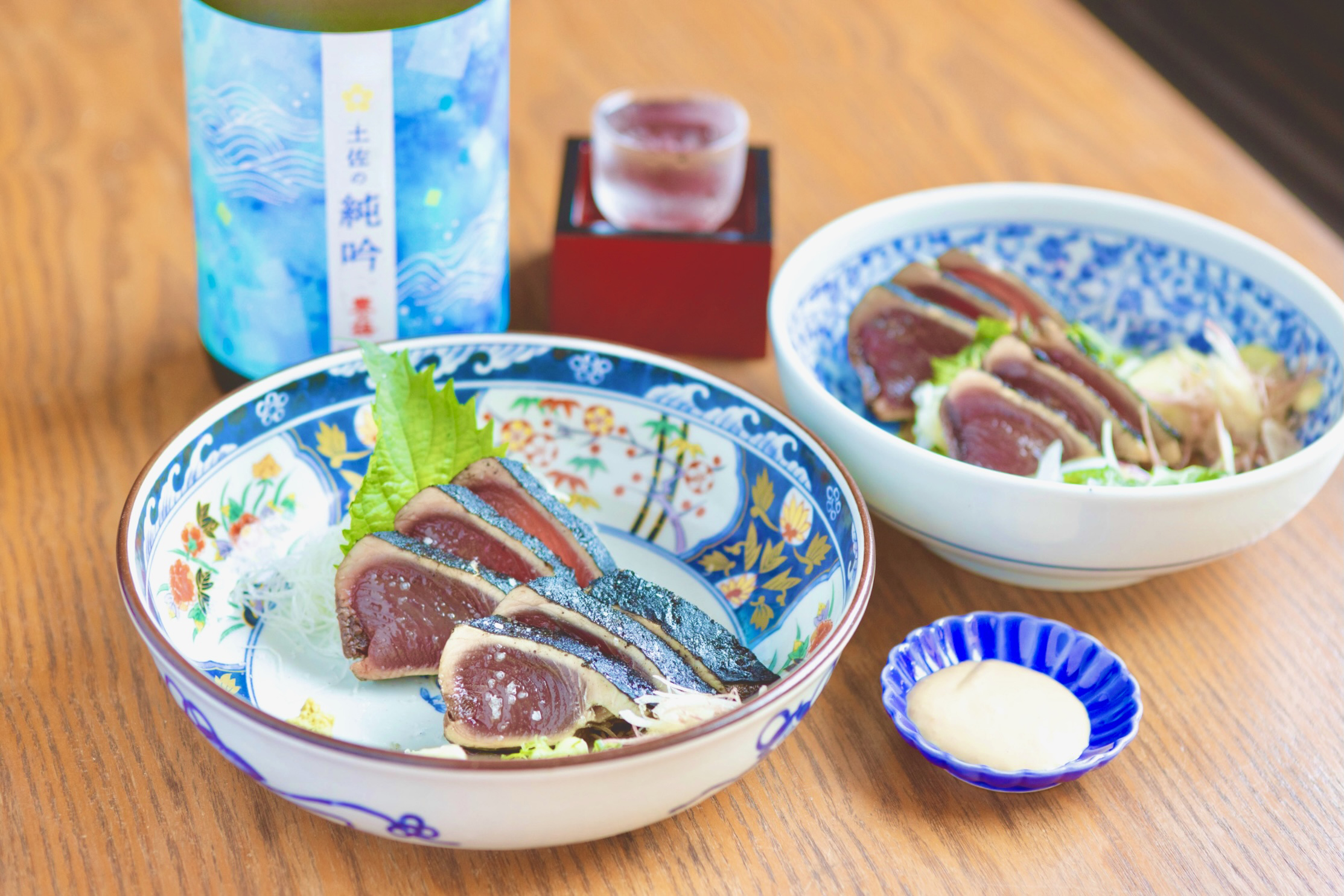 「鰹魚刺身配鹽和醬汁」12片JPY1958。 一道受歡迎的菜餚，可以讓您品嚐到鹽和醬汁的味道。 醬汁使用明神丸特製的醋醬